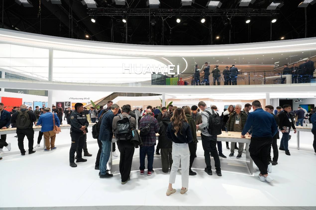 华为携全球首款商用三折叠惊艳亮相MWC2025以科技创新重构未来想象(图2)