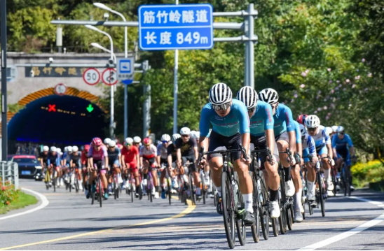 2024“雁荡山杯”中国公路自行车职业联赛（雁荡山站）浙江乐清骑游大会开赛(图2)