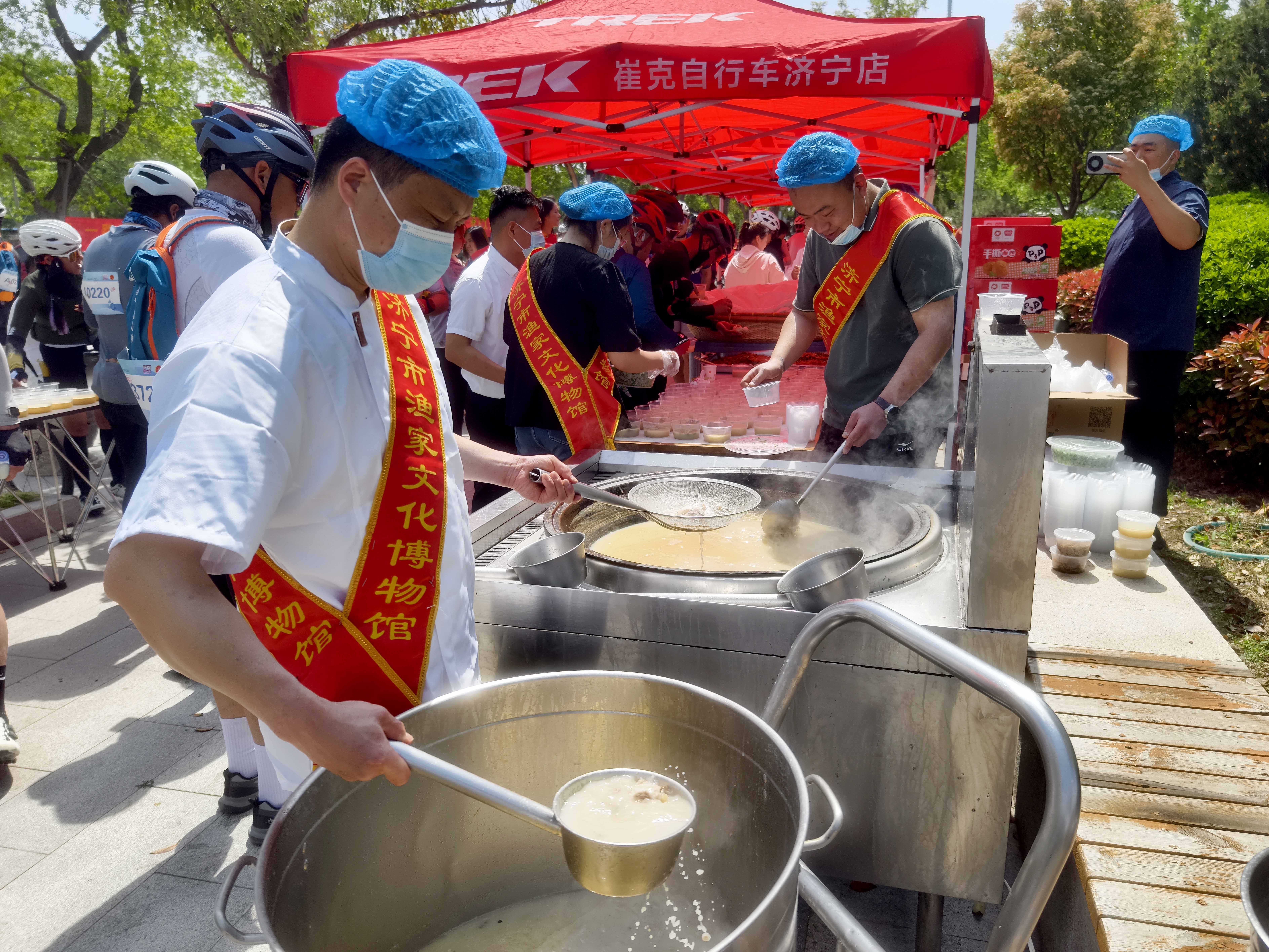 车轮碾过千年风华湖光见证骑行荣光——2025朝圣之路自行车系列赛“环微山湖200公里”挑战赛燃情开赛(图7)