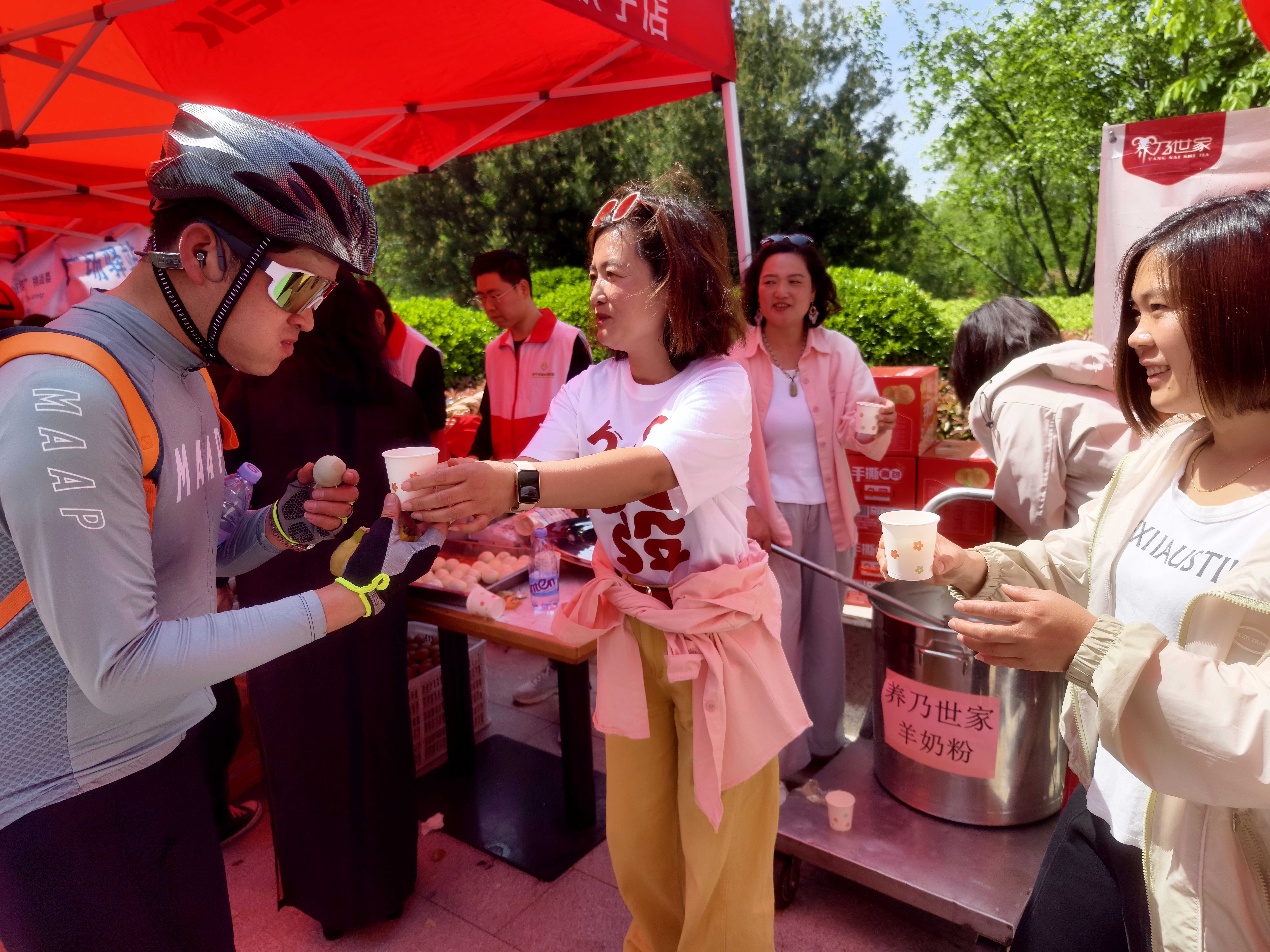 车轮碾过千年风华湖光见证骑行荣光——2025朝圣之路自行车系列赛“环微山湖200公里”挑战赛燃情开赛(图8)