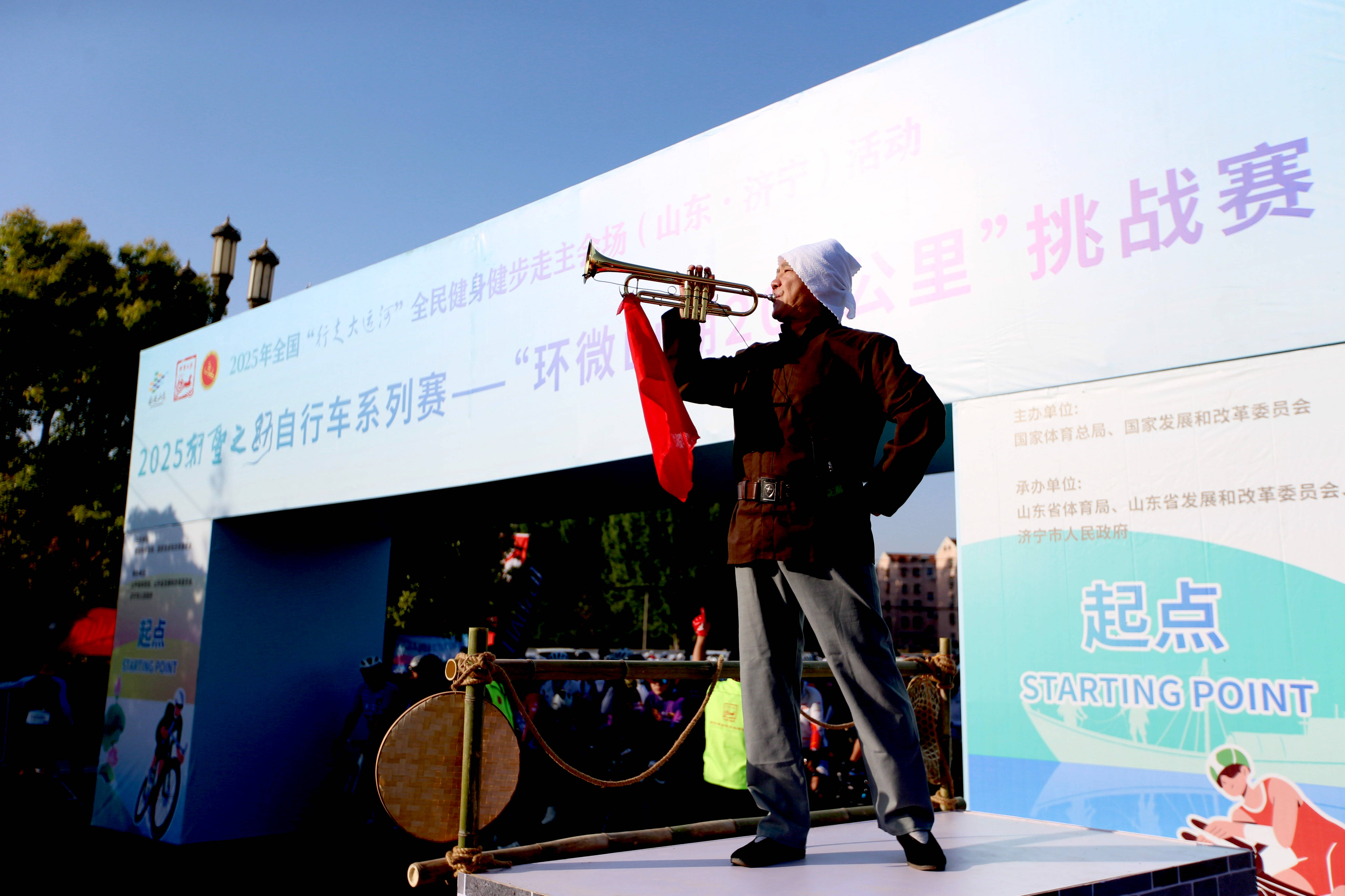 车轮驶过千年风华湖光见证骑行荣光——记2025朝圣之路自行车系列赛“环微山湖200公里”挑战赛(图1)