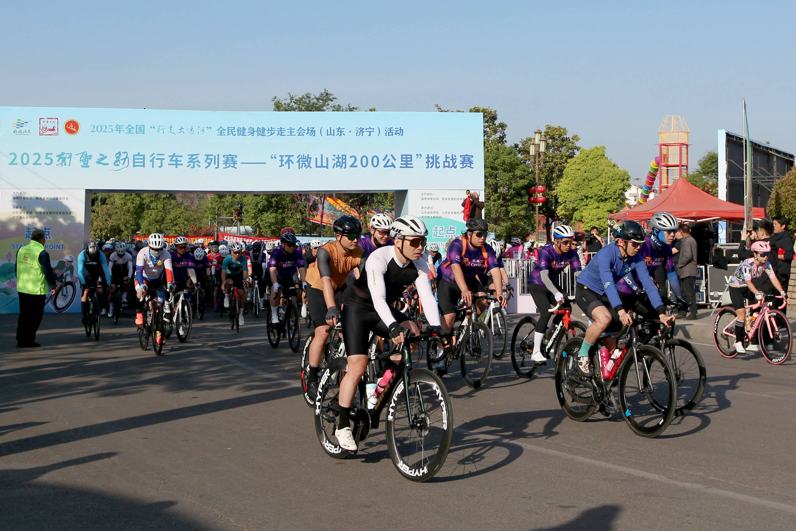 车轮驶过千年风华湖光见证骑行荣光——记2025朝圣之路自行车系列赛“环微山湖200公里”挑战赛(图2)