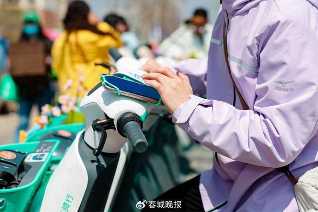 滴滴青桔电单车“手机支架”再升级提升昆明用户骑游体验(图1)