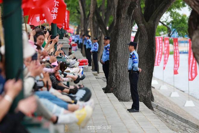 端午龙舟点燃激情夏日|2025年哈尔滨市职工龙舟比赛活动侧记(图4) 端午龙舟点燃激情夏日|2025年哈尔滨市职工龙舟比赛活动侧记(图4)