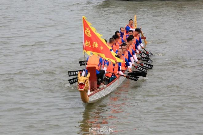 端午龙舟点燃激情夏日|2025年哈尔滨市职工龙舟比赛活动侧记(图9) 端午龙舟点燃激情夏日|2025年哈尔滨市职工龙舟比赛活动侧记(图9)