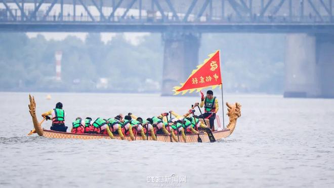 端午龙舟点燃激情夏日|2025年哈尔滨市职工龙舟比赛活动侧记(图8) 端午龙舟点燃激情夏日|2025年哈尔滨市职工龙舟比赛活动侧记(图8)