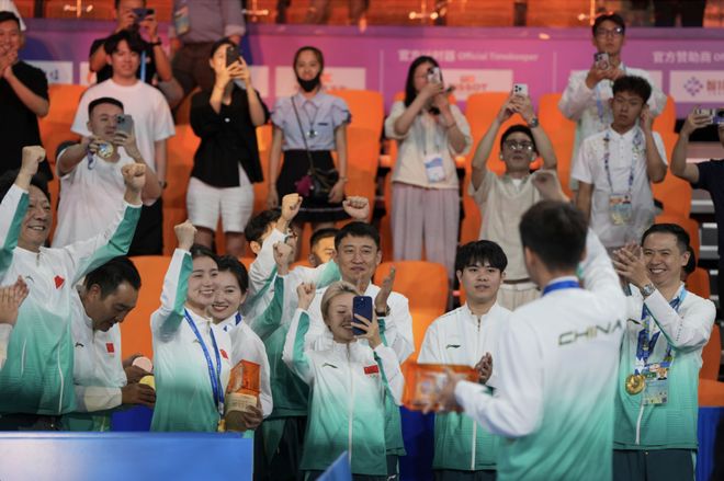 半年赚380亿的安踏又开始抢国家队了体育赞助(图1)