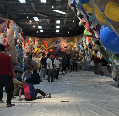 厌倦骑行的中产开始跑到商场“爬墙”(图21)