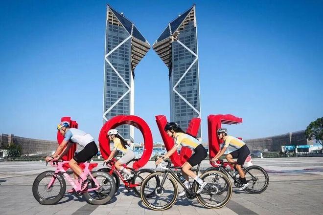 2025环上海·新城自行车赛正式启动外滩车手巡游勾勒城市靓丽图景(图7)