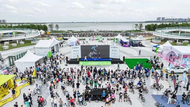 2025环上海·新城自行车赛正式启动外滩车手巡游勾勒城市靓丽