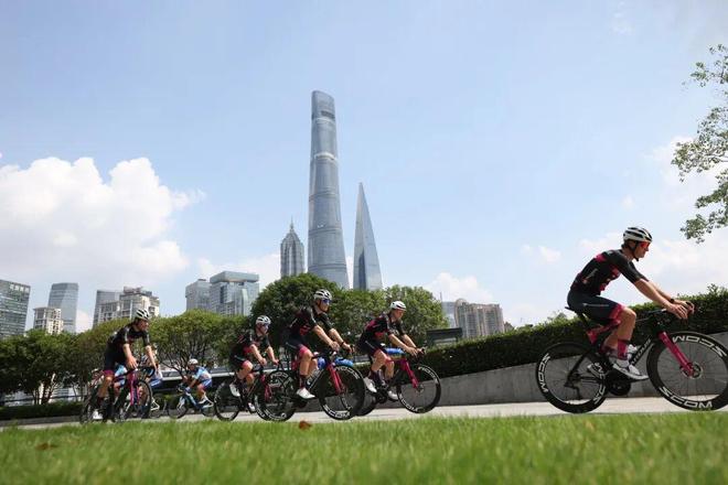 2025环上海·新城自行车赛正式启动外滩车手巡游勾勒城市靓丽图景(图4)