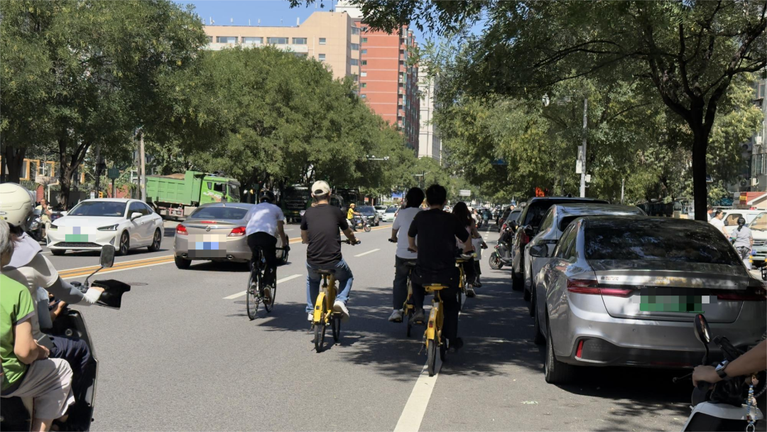 “小心翼翼地逆行”！58亿辆自行车与46亿辆机动车的路权“博