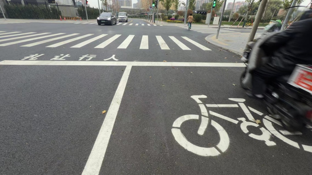 “小心翼翼地逆行”!58亿辆自行车与46亿辆机动车的路权“博弈”(图2) “小心翼翼地逆行”!58亿辆自行车与46亿辆机动车的路权“博弈”(图2)
