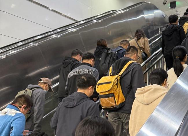 北京市市服打工人秋冬通勤神器：冲锋衣(图2)