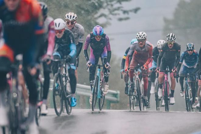 雨战漳河风雷胜2025环漳河国际公路自行车赛职业大组赛(图6) 雨战漳河风雷胜2025环漳河国际公路自行车赛职业大组赛(图6)
