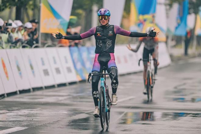 雨战漳河风雷胜2025环漳河国际公路自行车赛职业大组赛(图7) 雨战漳河风雷胜2025环漳河国际公路自行车赛职业大组赛(图7)