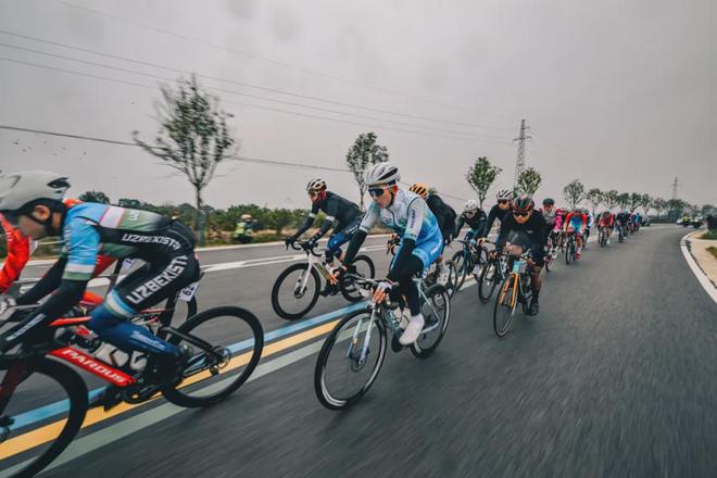 雨战漳河风雷胜2025环漳河国际公路自行车赛职业大组赛(图4) 雨战漳河风雷胜2025环漳河国际公路自行车赛职业大组赛(图4)