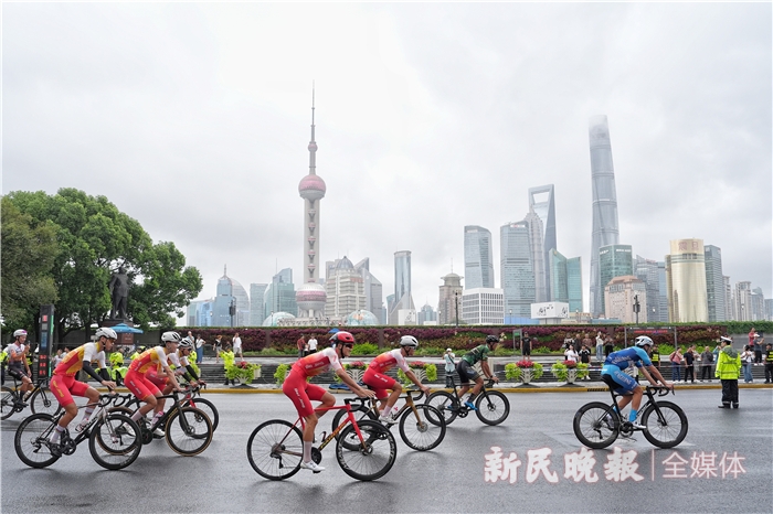 用骑行感受申城之美！2024环上海·新城自行车赛上午巡游外滩(图2)