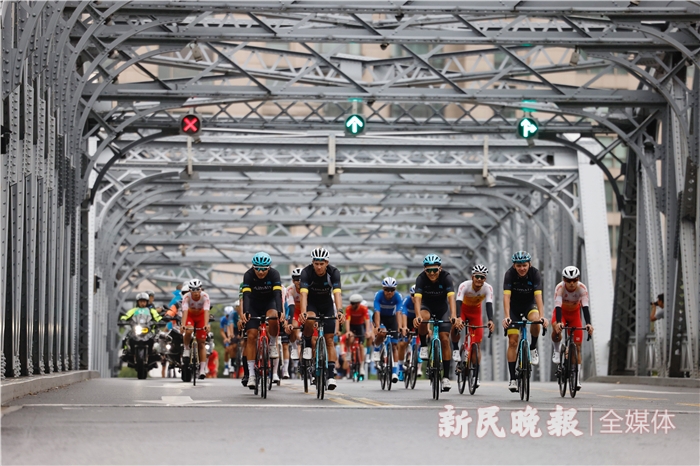 用骑行感受申城之美！2024环上海·新城自行车赛上午巡游外滩(图3)