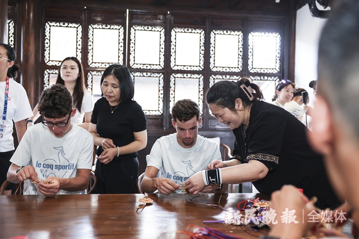 用骑行感受申城之美！2024环上海·新城自行车赛上午巡游外滩(图4)