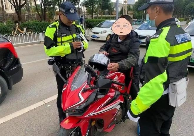 11月1日摩托车、电摩、电轻摩或迎“3大规则”违者罚款、扣车(图2) 11月1日摩托车、电摩、电轻摩或迎“3大规则”违者罚款、扣车(图2)
