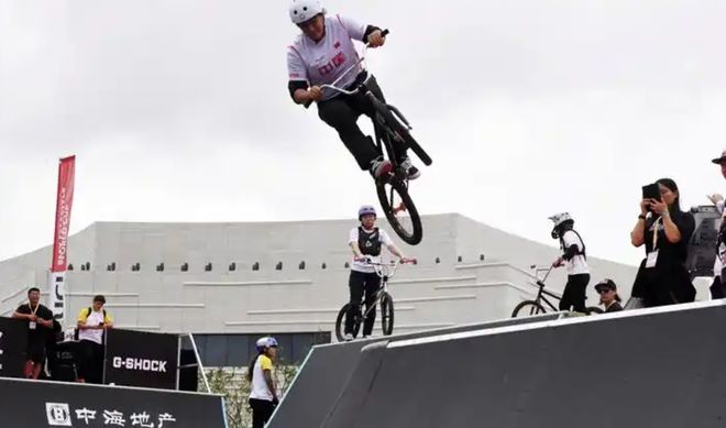 邓雅文夺金带火！顶尖赛事落“沪”这家自行车龙头借势开拓市场(图1)