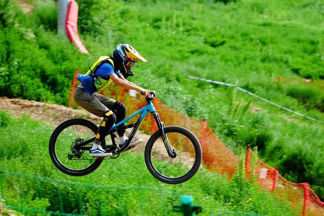 邓雅文夺金带火！顶尖赛事落“沪”这家自行车龙头借势开拓市场(图4)