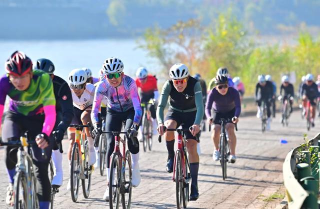 《东方红》故里奏响运动乐章榆林沿黄自行车赛为佳县注入文旅新活力(图2) 《东方红》故里奏响运动乐章榆林沿黄自行车赛为佳县注入文旅新活力(图2)