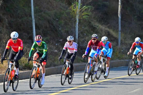 《东方红》故里奏响运动乐章榆林沿黄自行车赛佳县段精彩上演(图2)