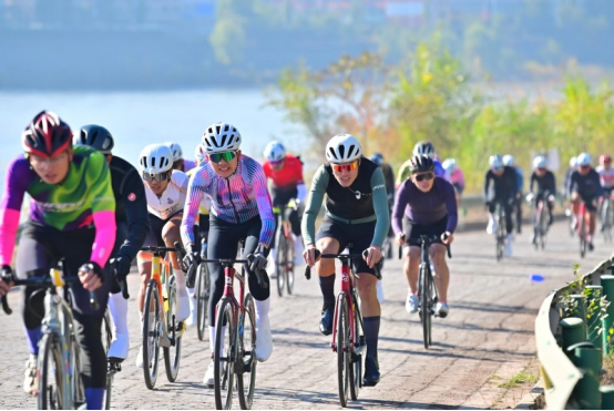 《东方红》故里奏响运动乐章榆林沿黄自行车赛佳县段精彩上演(图1)
