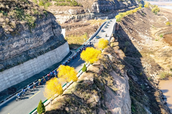 《东方红》故里奏响运动乐章榆林沿黄自行车赛佳县段精彩上演(图4)