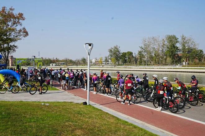 “一路繁花”首场骑行赛在外环生态绿道举行(图2) “一路繁花”首场骑行赛在外环生态绿道举行(图2)