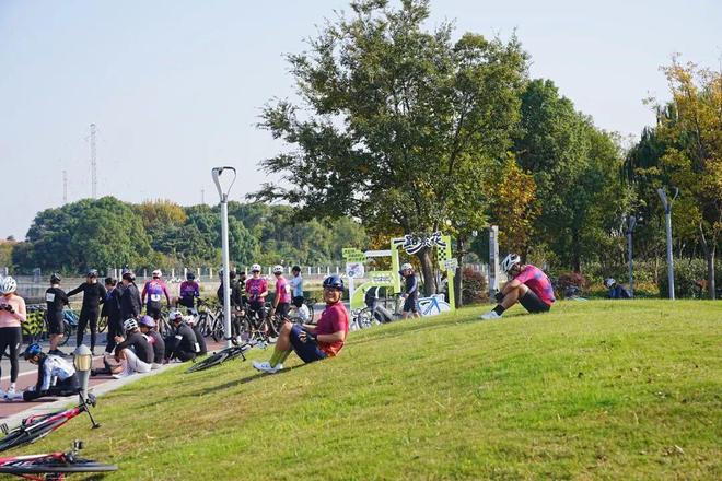 “一路繁花”首场骑行赛在外环生态绿道举行(图5) “一路繁花”首场骑行赛在外环生态绿道举行(图5)