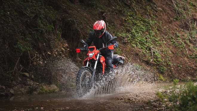 探索全能骑行乐趣:最佳中型双用途摩托车推荐(图2) 探索全能骑行乐趣:最佳中型双用途摩托车推荐(图2)