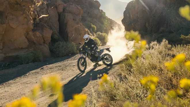 探索全能骑行乐趣:最佳中型双用途摩托车推荐(图9) 探索全能骑行乐趣:最佳中型双用途摩托车推荐(图9)