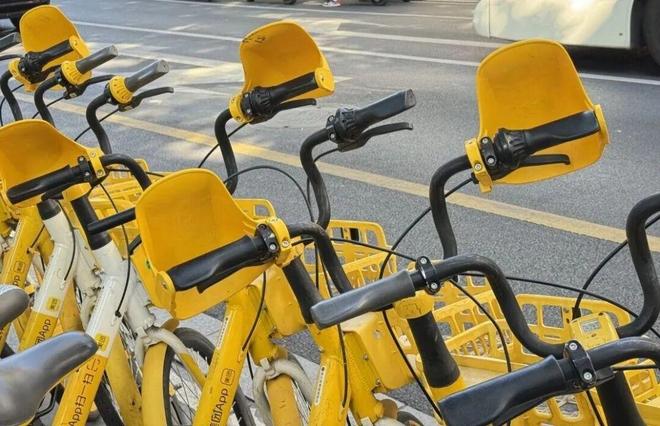 细节里的温暖：这个冬天上海的小黄车悄悄“戴”上了暖手套……(图1)