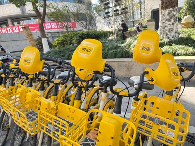 细节里的温暖：这个冬天上海的小黄车悄悄“戴”上了暖手套……(图2)