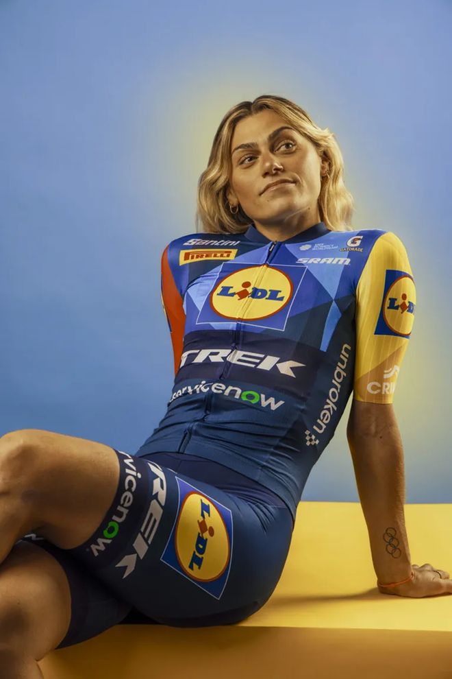 白色风暴席卷职业车坛?2026赛季队服设计暗藏商业玄机(图3) 白色风暴席卷职业车坛?2026赛季队服设计暗藏商业玄机(图3)