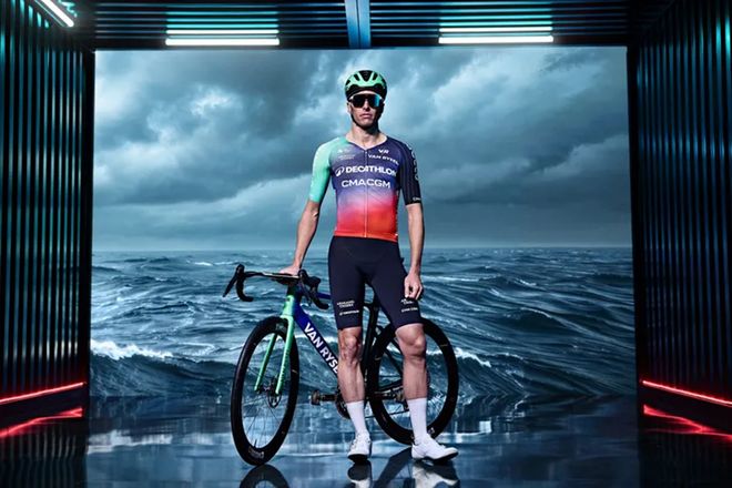 白色风暴席卷职业车坛?2026赛季队服设计暗藏商业玄机(图4) 白色风暴席卷职业车坛?2026赛季队服设计暗藏商业玄机(图4)