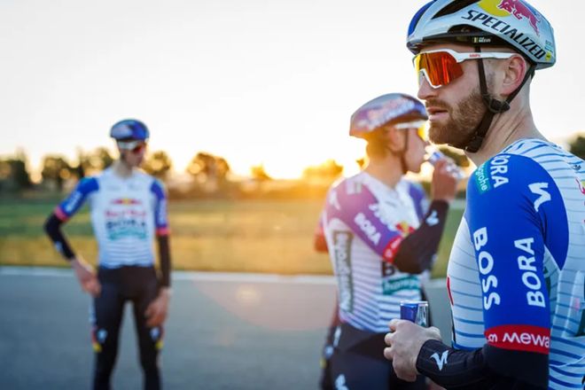 白色风暴席卷职业车坛?2026赛季队服设计暗藏商业玄机(图5) 白色风暴席卷职业车坛?2026赛季队服设计暗藏商业玄机(图5)