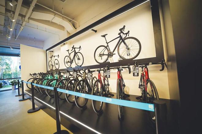 哈啰旗下“蓝莓骑行”首店落地上海“租赁+服务”开创品质骑行体验(图4) 哈啰旗下“蓝莓骑行”首店落地上海“租赁+服务”开创品质骑行体验(图4)