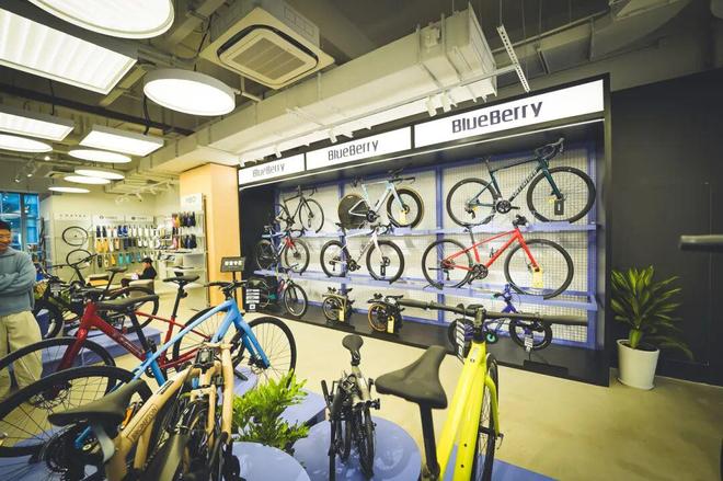 哈啰旗下“蓝莓骑行”首店落地上海“租赁+服务”开创品质骑行体验(图6) 哈啰旗下“蓝莓骑行”首店落地上海“租赁+服务”开创品质骑行体验(图6)