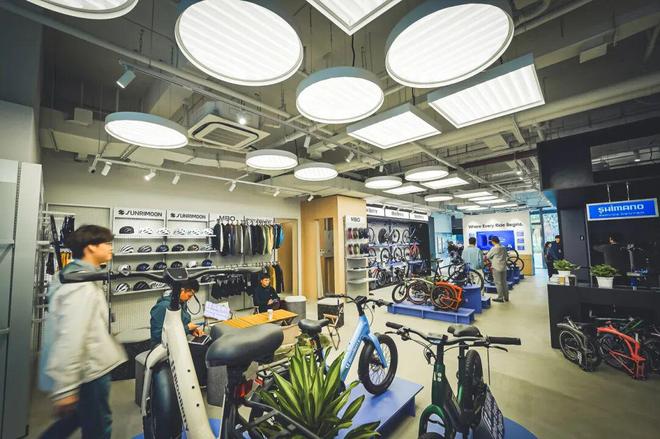 哈啰旗下“蓝莓骑行”首店落地上海“租赁+服务”开创品质骑行体验(图7) 哈啰旗下“蓝莓骑行”首店落地上海“租赁+服务”开创品质骑行体验(图7)