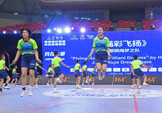 花都上演巅峰对决!16个国家和地区跳绳高手过招(图8) 花都上演巅峰对决!16个国家和地区跳绳高手过招(图8)