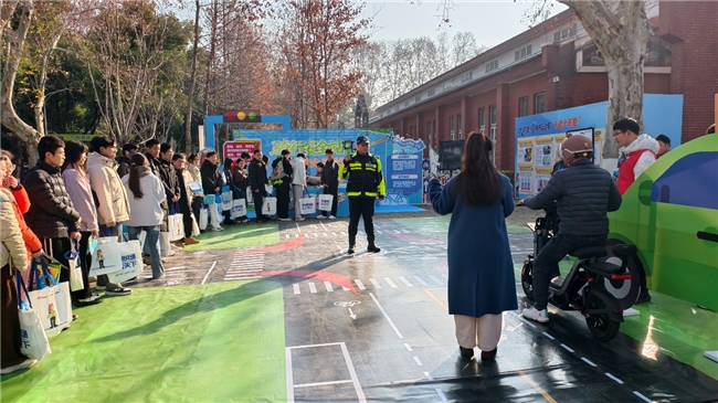 当电动车跻身“大学生五件套”这场交通安全游园会教00后“骑得安全”(图2)