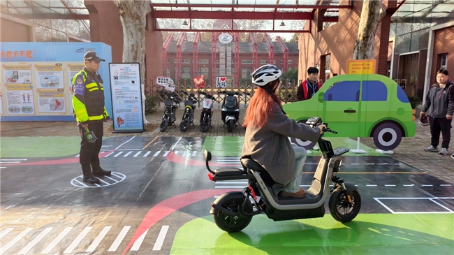 当电动车跻身“大学生五件套”这场交通安全游园会教00后“骑得安全”(图3)