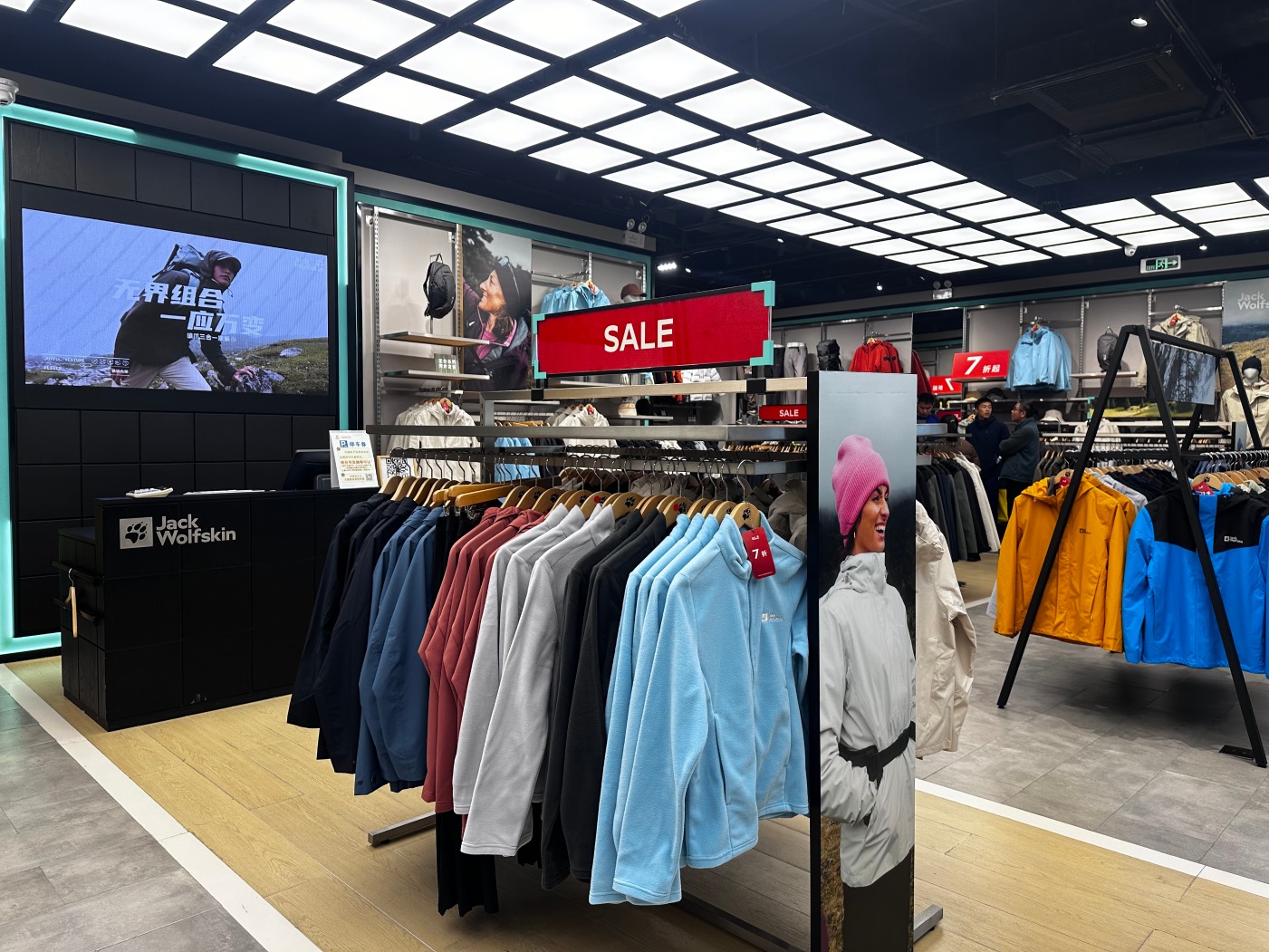 安踏收购200多天后狼爪开进合肥万象城但还卖不了万元羽绒服(图1) 安踏收购200多天后狼爪开进合肥万象城但还卖不了万元羽绒服(图1)