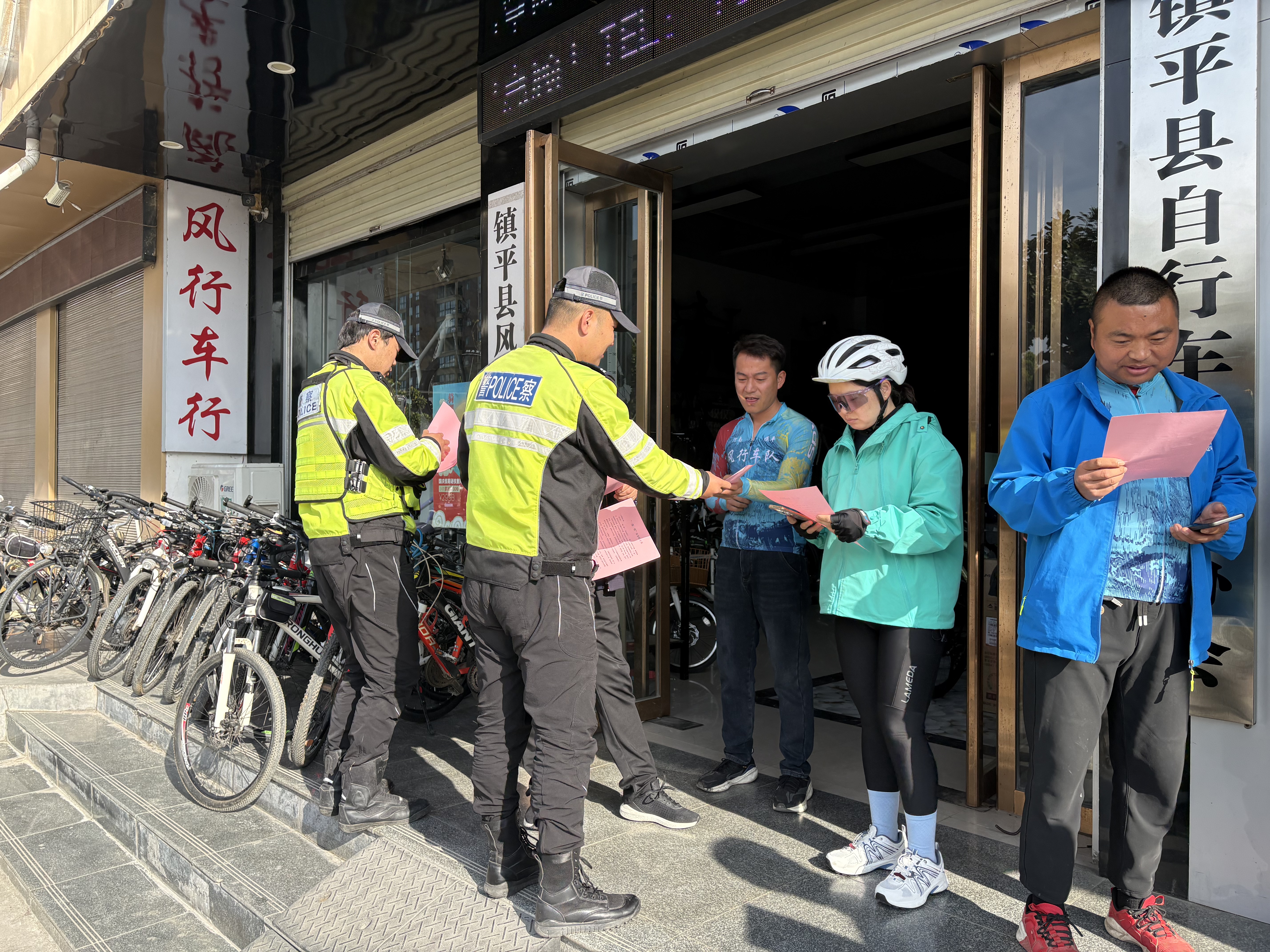 春日骑行享春光安全护航不松懈!镇平交警走进骑行协会宣讲交通安全(图1) 春日骑行享春光安全护航不松懈!镇平交警走进骑行协会宣讲交通安全(图1)