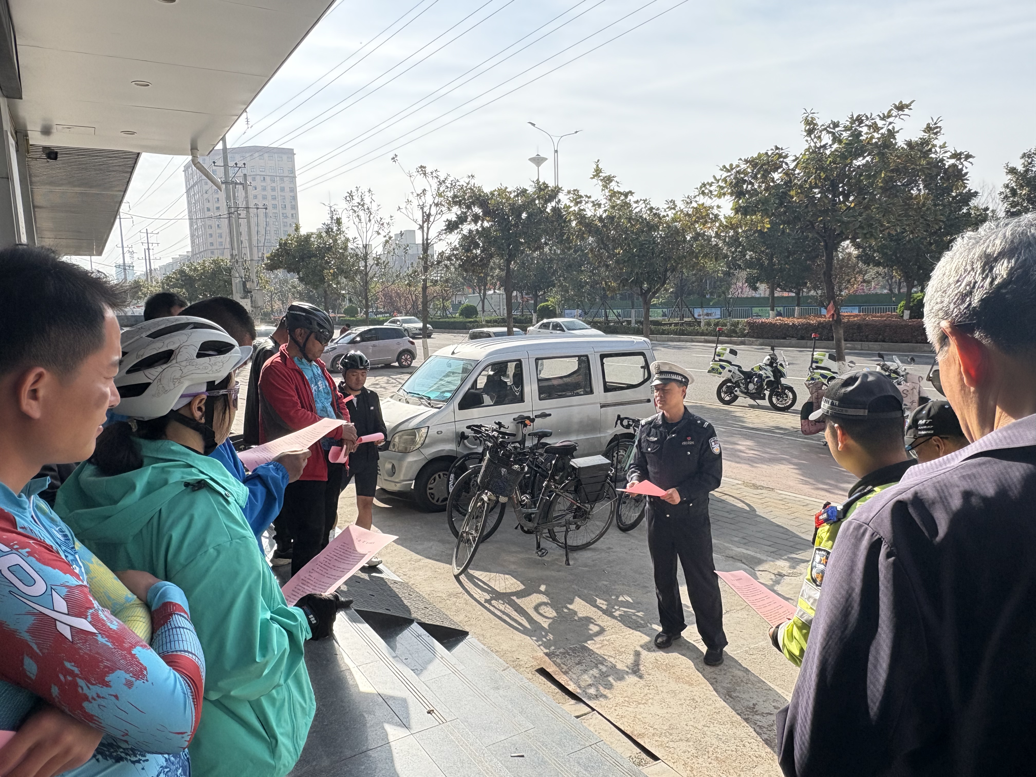 春日骑行享春光安全护航不松懈!镇平交警走进骑行协会宣讲交通安全(图3) 春日骑行享春光安全护航不松懈!镇平交警走进骑行协会宣讲交通安全(图3)