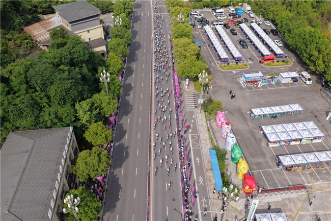 驭风汉丰湖骑聚新开州！2026中国公路自行车职业联赛暨首届环汉丰湖自行车公开赛鸣枪开赛(图12)